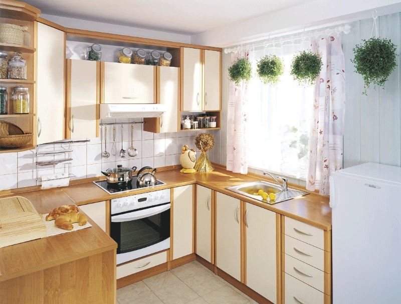 Virtuves dizains 3 līdz 3 metru garumā ar U veida virtuves mēbeļu izkārtojumu