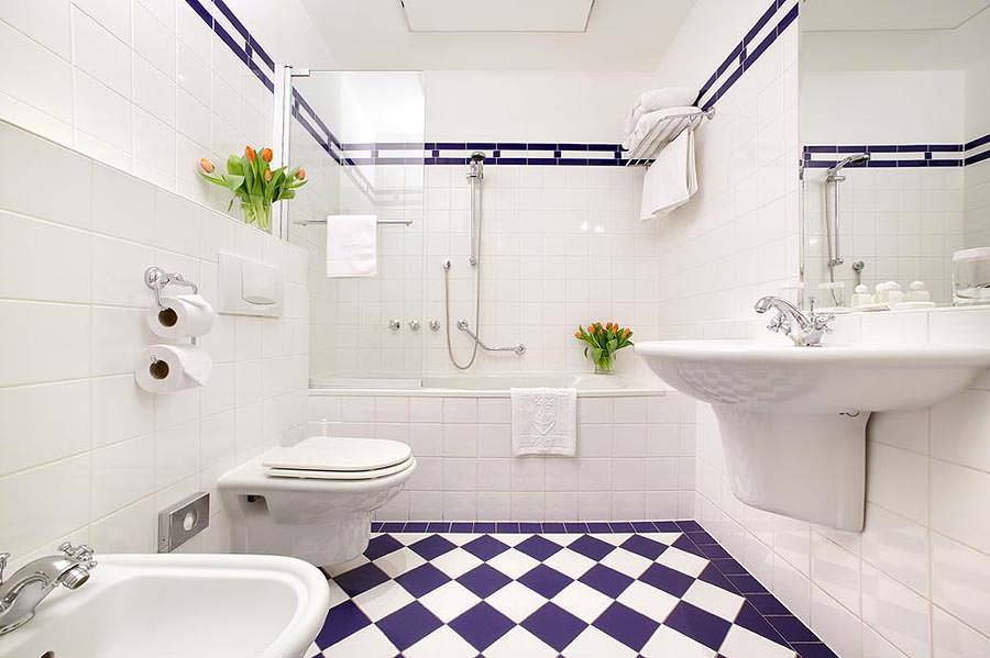 Gạch tím trong nội thất phòng tắm màu trắng