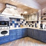 Bucătărie alb-albastră în bucătăria unei case de țară
