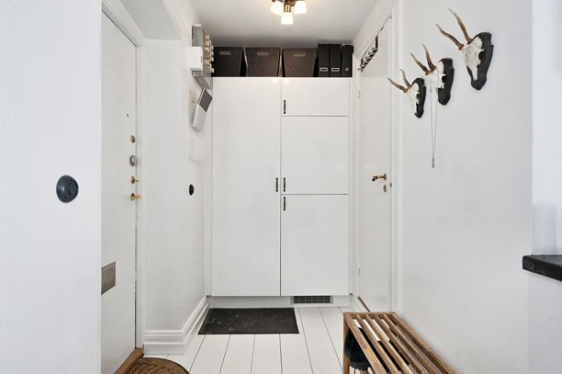 Küçük bir koridor tasarımında beyaz iç kapılar