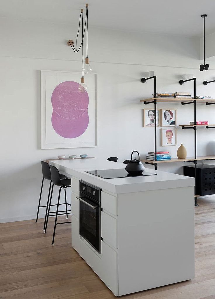 Beyaz mutfak tasarımında siyah vurgular