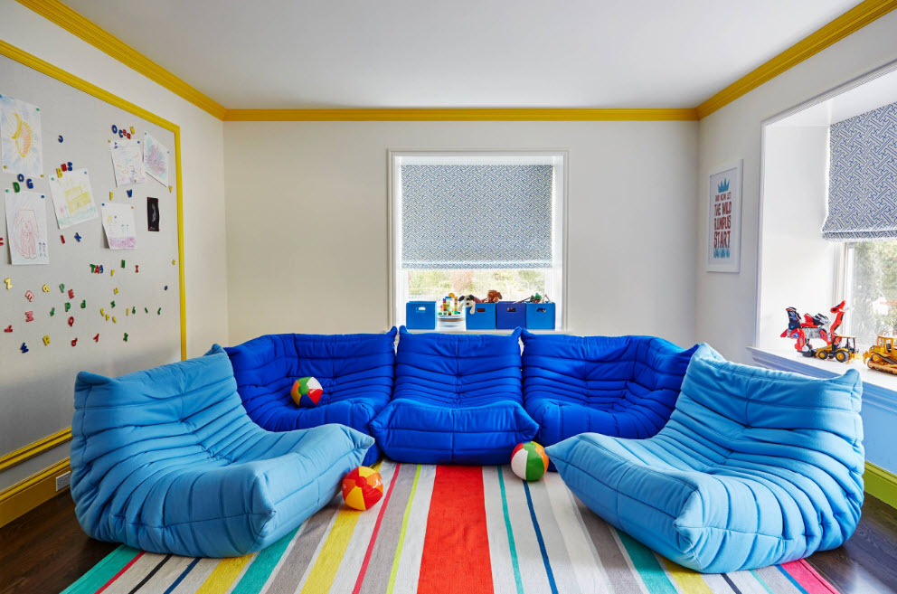 Çocuklar odasında mavi çerçevesiz sandalyeler