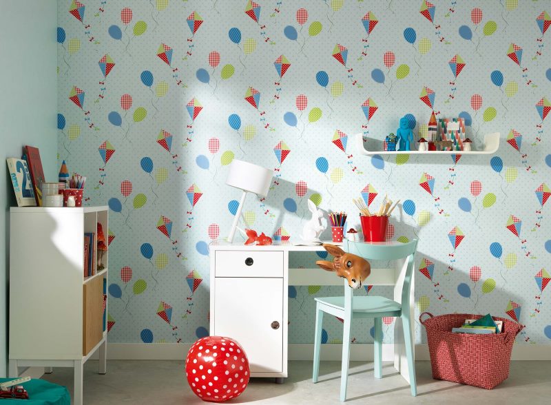 Papīra tapetes uz bērnu istabas sienas