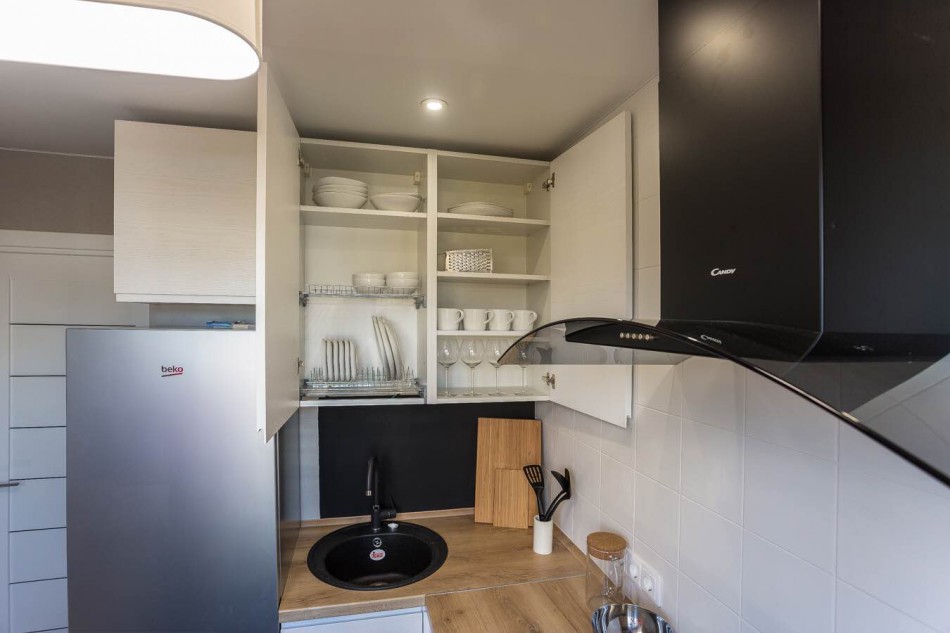 Açık mutfak dolabında minimalist mutfak eşyaları