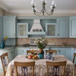 Mavi mutfak için ahşap mobilyalar