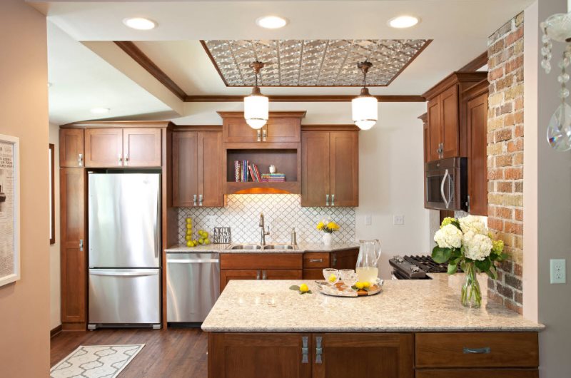 Kahverengi mobilya cephelerinin beyaz mutfak duvarları ile kombinasyonu