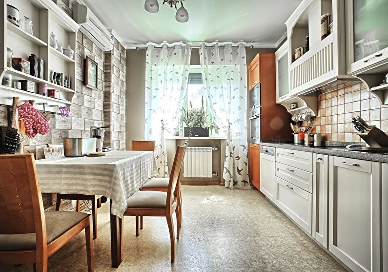 Rustik bir evde mutfakta ahşap sandalyeler