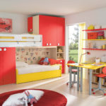 Dzeltenās un sarkanās krāsas kombinācija meitenes istabā