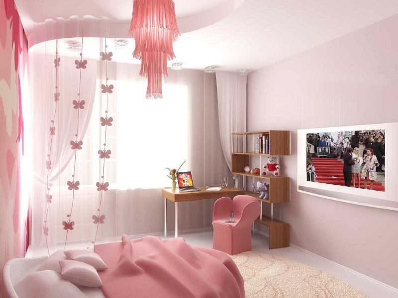 Culoare roz în interiorul camerei pentru fată