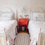 Bàn đầu giường màu đỏ theo phong cách vintage