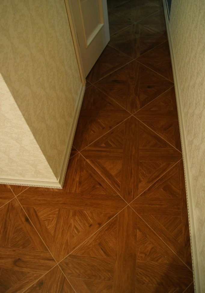 Linoléum avec un motif diagonal sur le plancher du couloir