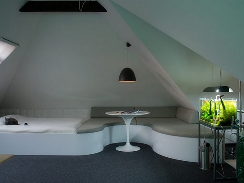 Özel bir evin tavan yatak odası-oturma odası