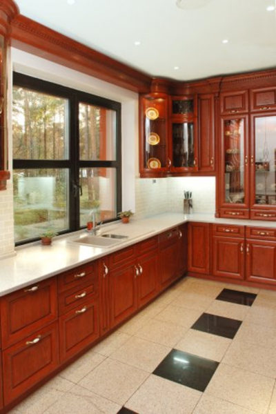 تصميم المطبخ مع نافذة بدون ستائر