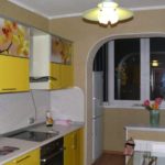 Espace supplémentaire pour un réfrigérateur dans la cuisine avec balcon