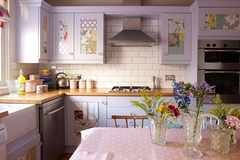 أثاث المطبخ مع واجهات من اللون البنفسجي