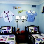 Çocuk odası duvarlarını süsleyen t-shirt
