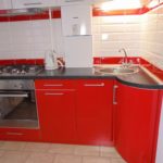 Nội thất nhà bếp với mặt tiền màu đỏ