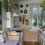 Fotografia unei bucătării într-o casă cu panouri