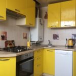 Bucătărie galbenă într-o clădire de apartamente