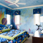 Textile avec des motifs d'espace sur le lit d'un garçon