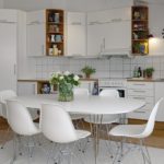 Beyaz bir mutfak içinde yuvarlak yemek masası