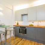 Plancher en bois dans la cuisine d'un appartement moderne