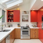 Mutfak tasarımında kırmızı, beyaz ve kahverengi renklerin kombinasyonu