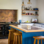 اللون الأزرق في المناطق الداخلية من المطبخ