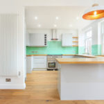 Mūsdienīgs virtuves dizains košās krāsās