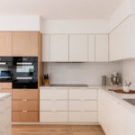 Meubles d'armoire dans la cuisine dans le style du minimalisme