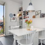 Balkonlu mutfakta beyaz yemek masası