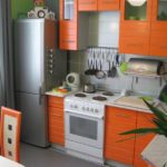 Virtuves komplekts ar oranžām fasādēm