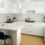 Parlak yüzeyli minimalist mutfak seti