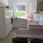 Bucătărie a unei case private cu mobilier alb
