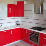 Sarkanas un baltas mēbeles lauku mājas virtuvei