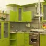 Bucătărie verde cu bar de mic dejun