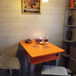 طاولة صغيرة مع سطح عمل برتقالي في مطبخ خروتشوف