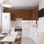 O combinație de dulapuri maro cu dulapuri albe ale unei unități de bucătărie