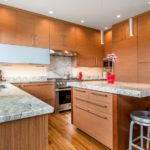 Kahverengi mobilyalar ile mutfak tavan spot