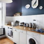 Culoare albastru închis în bucătărie cu mobilier alb