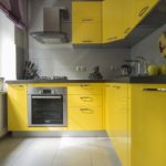 المطبخ باللون الأصفر الرمادي