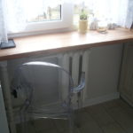 كرسي من البلاستيك الشفاف في المطبخ من خروتشوف