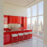 Kırmızı mutfak setinin parlak yüzeyleri
