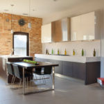 Moderna virtuve-viesistaba ar minimālu ainavu