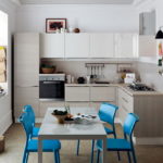 כסאות כחולים במטבח אפור
