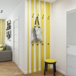 Rayures jaunes sur le mur du couloir