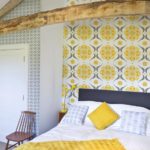 Kırsal bir evin yatak odasında gri-sarı duvar kağıdı