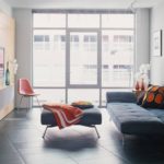 Panoramik pencereli minimalist oturma odası