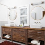 Salle de bain avec deux lavabos sur un piédestal en bois