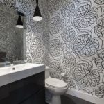 Intérieur de salle de bain gris et blanc